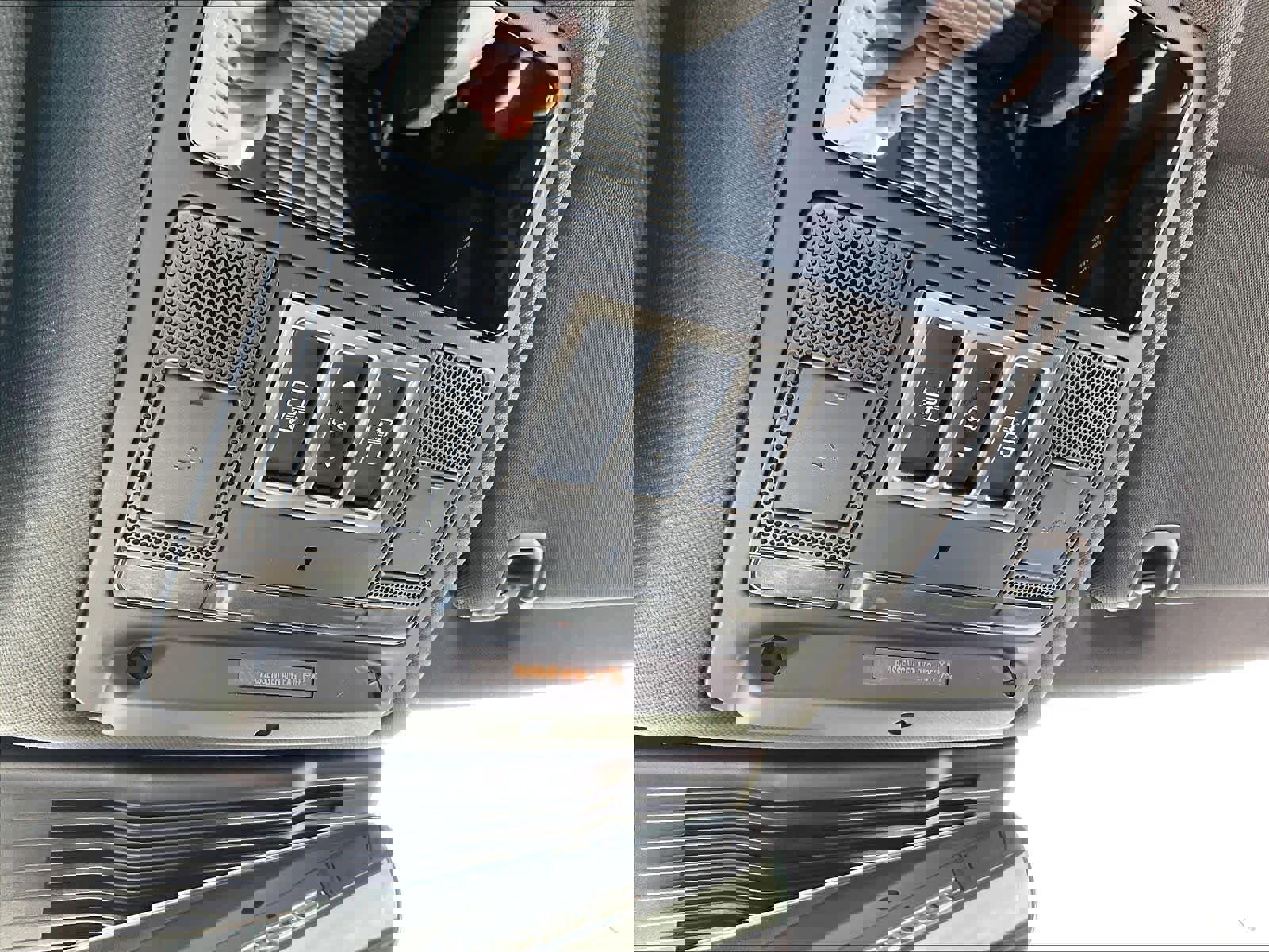 Used 2025 Land Rover Discovery S image 38