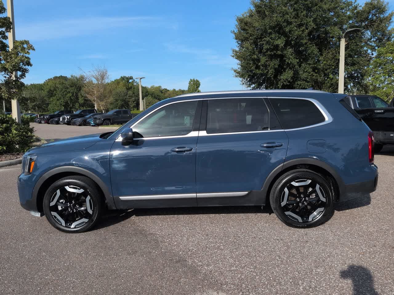 Used 2025 Kia Telluride S FWD image 3