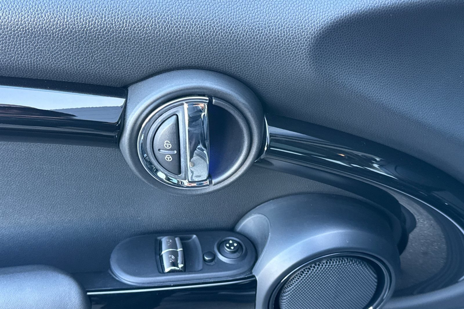 Used 2019 MINI Cooper 2-Door Hardtop w/ Signature Upholstery Package FWD image 10