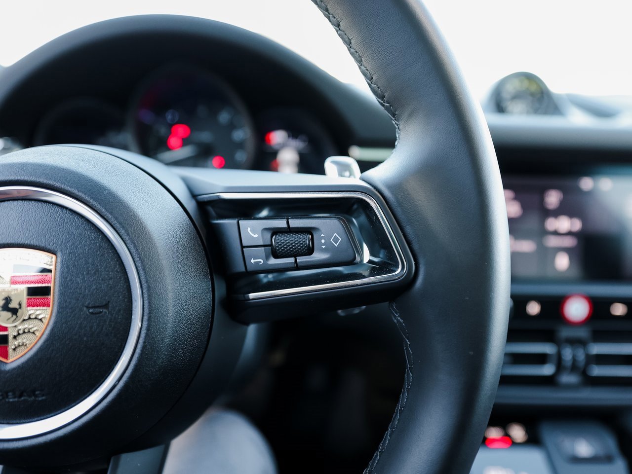 Certified 2025 Porsche Macan image 16