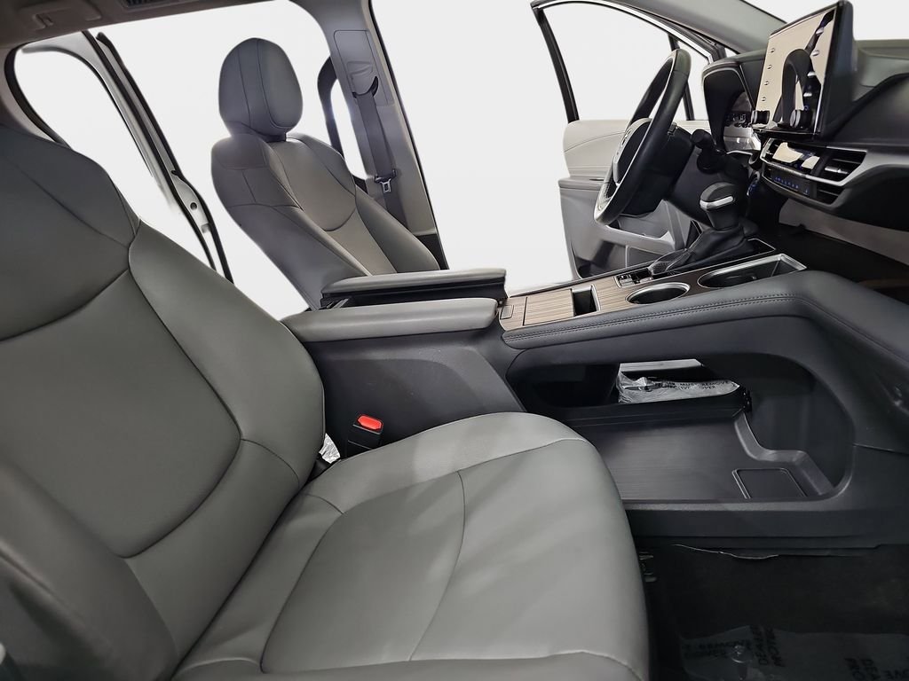 Used 2024 Toyota Sienna XLE FWD image 12