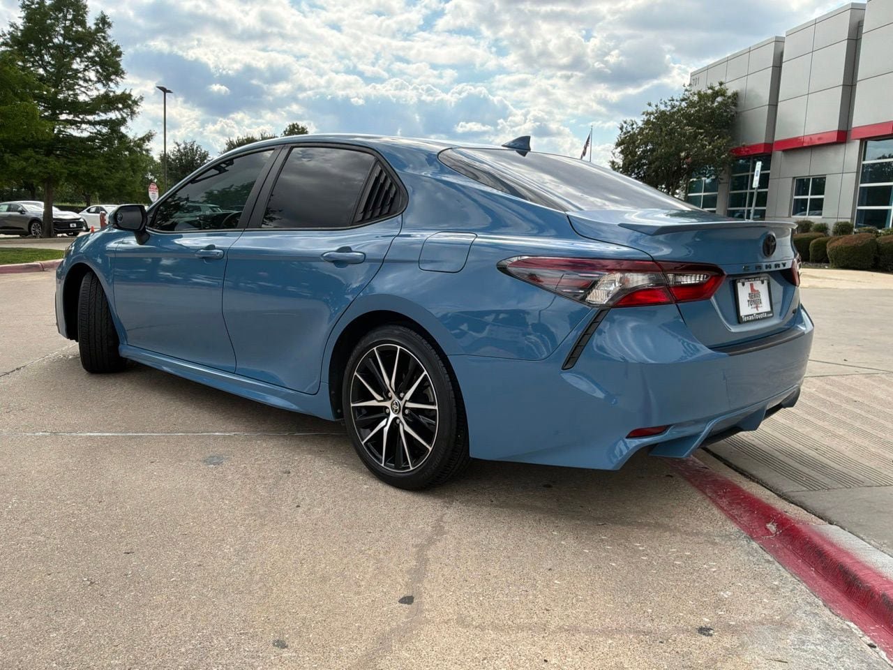 Used 2024 Toyota Camry SE FWD image 8