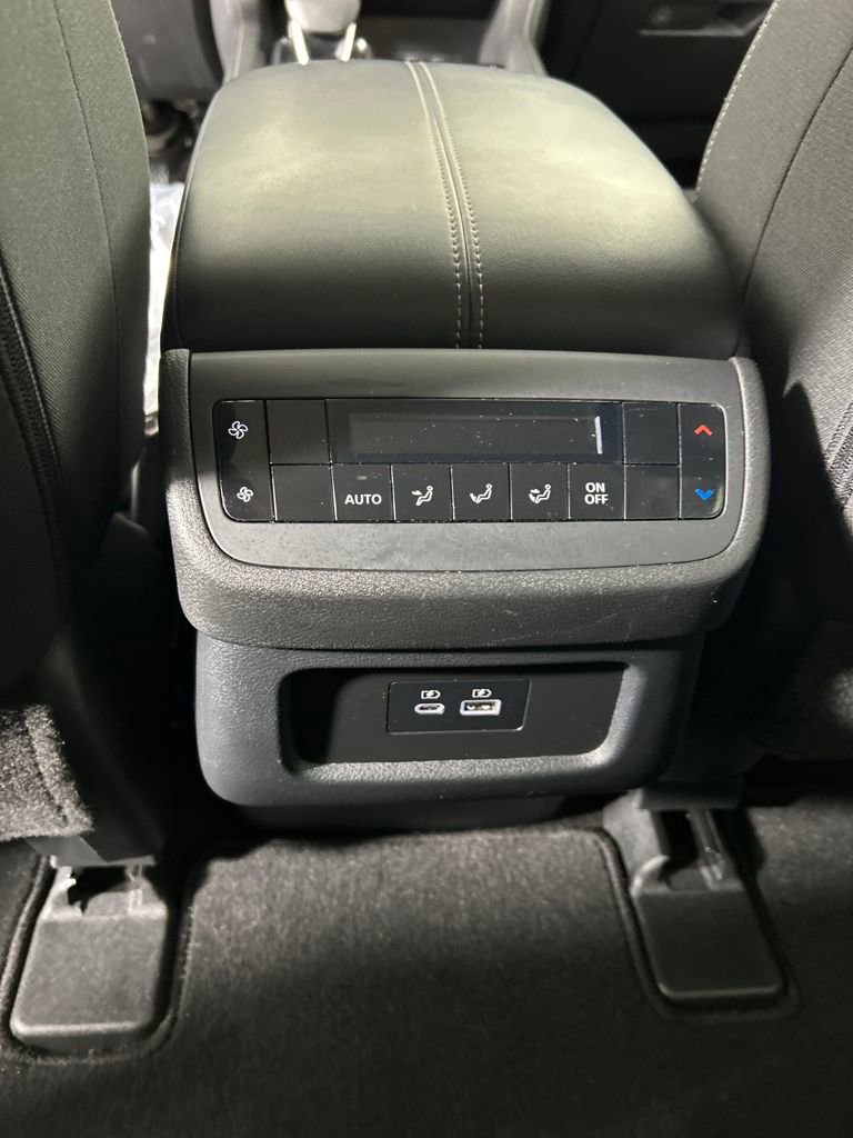 Used 2025 Nissan Pathfinder SV image 18