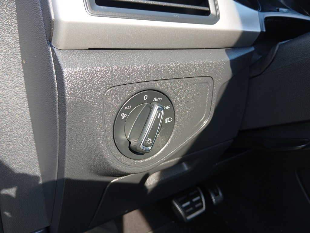 Used 2021 Volkswagen Atlas Cross Sport SE w/ Panoramic Sunroof Package FWD image 12