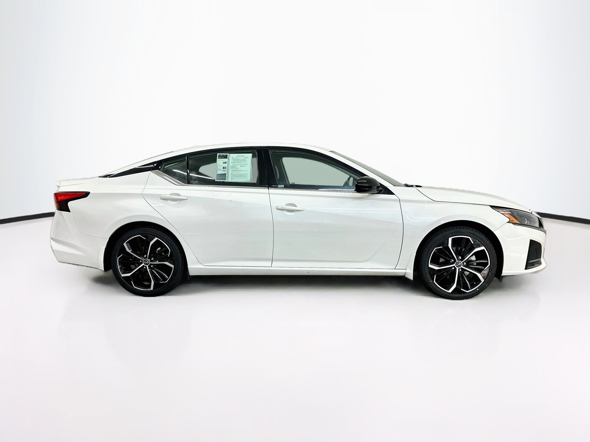 Used 2023 Nissan Altima 2.5 SR FWD image 10