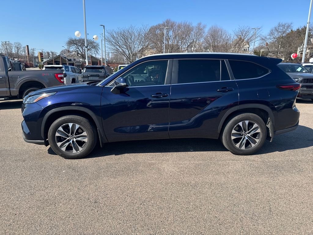 Used 2025 Toyota Highlander XLE image 4