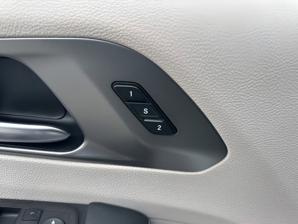 Used 2024 Chrysler Pacifica Touring-L image 11