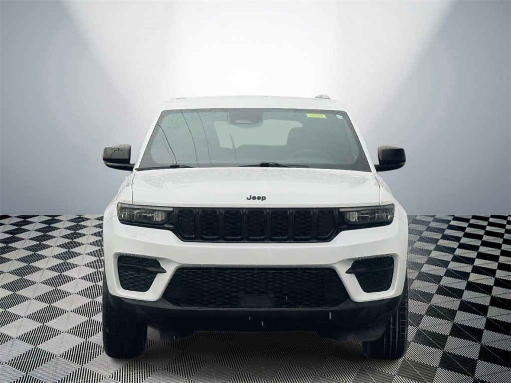 Used 2024 Jeep Grand Cherokee Altitude image 2