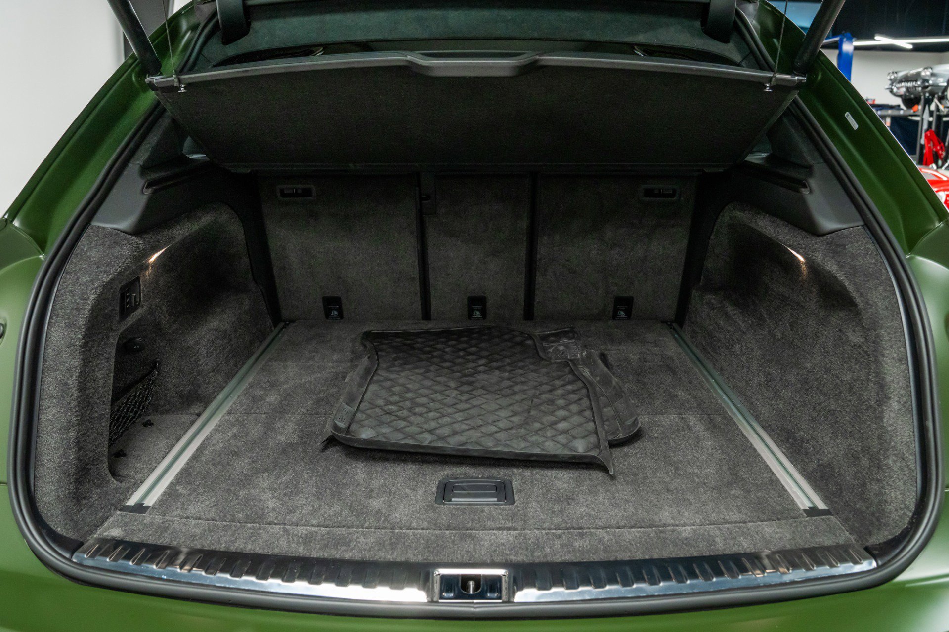 Used 2025 Bentley Bentayga image 18