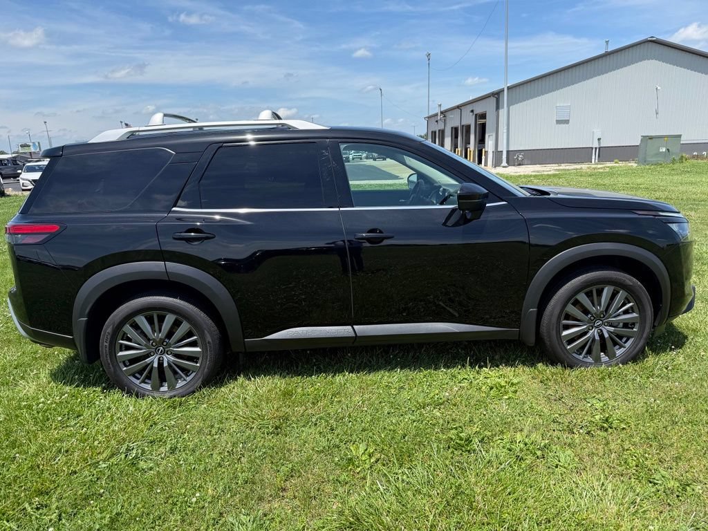 Certified 2025 Nissan Pathfinder SL w/ SL Premium Package AWD/4WD image 4