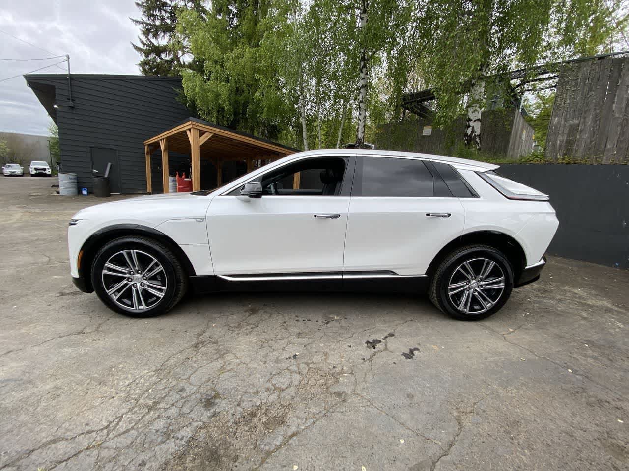 Used 2025 Cadillac Lyriq Luxury AWD/4WD image 3