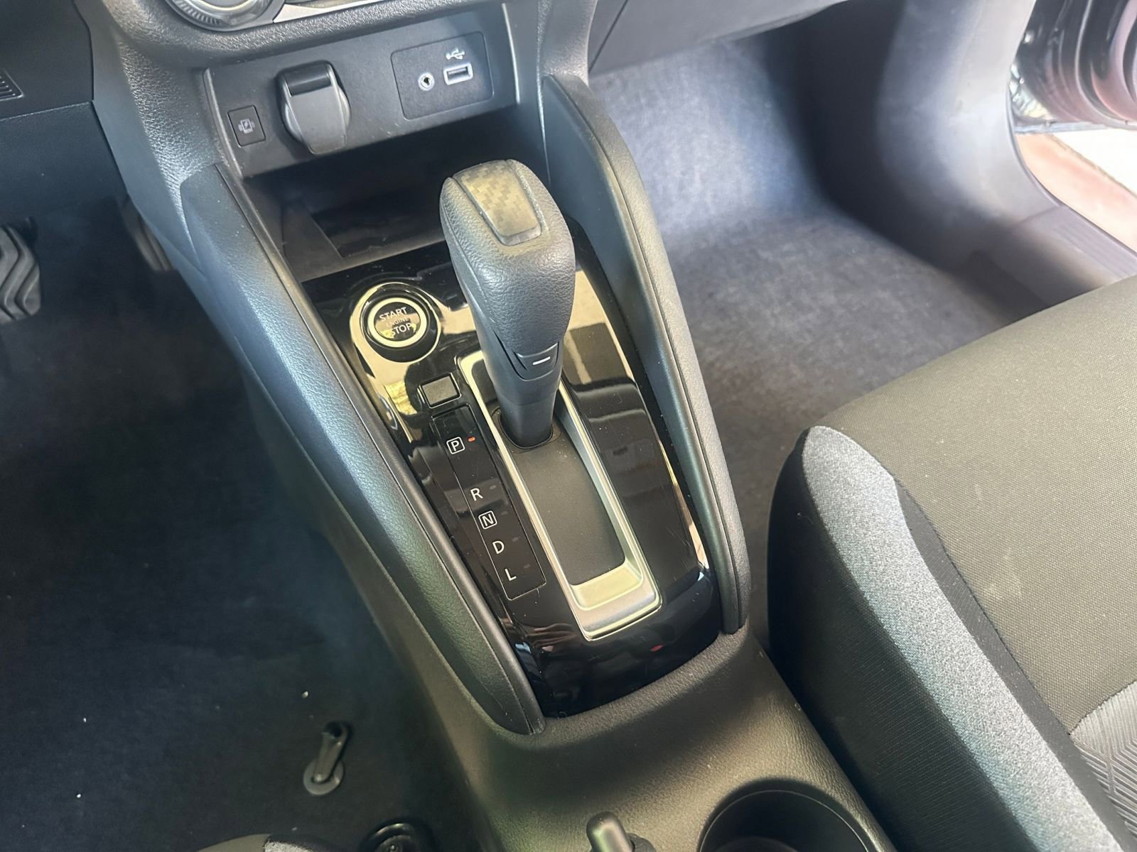 Used 2025 Nissan Versa SV image 39