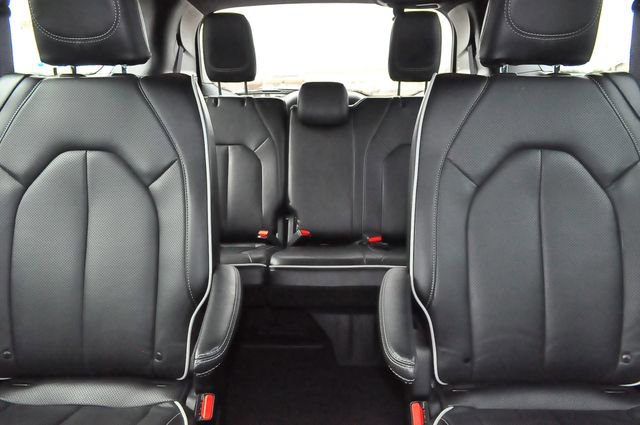Used 2025 Chrysler Pacifica Limited image 13