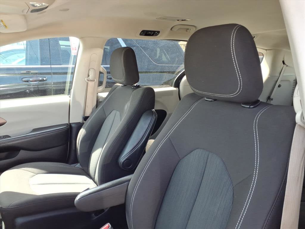 Used 2022 Chrysler Voyager LX FWD image 15