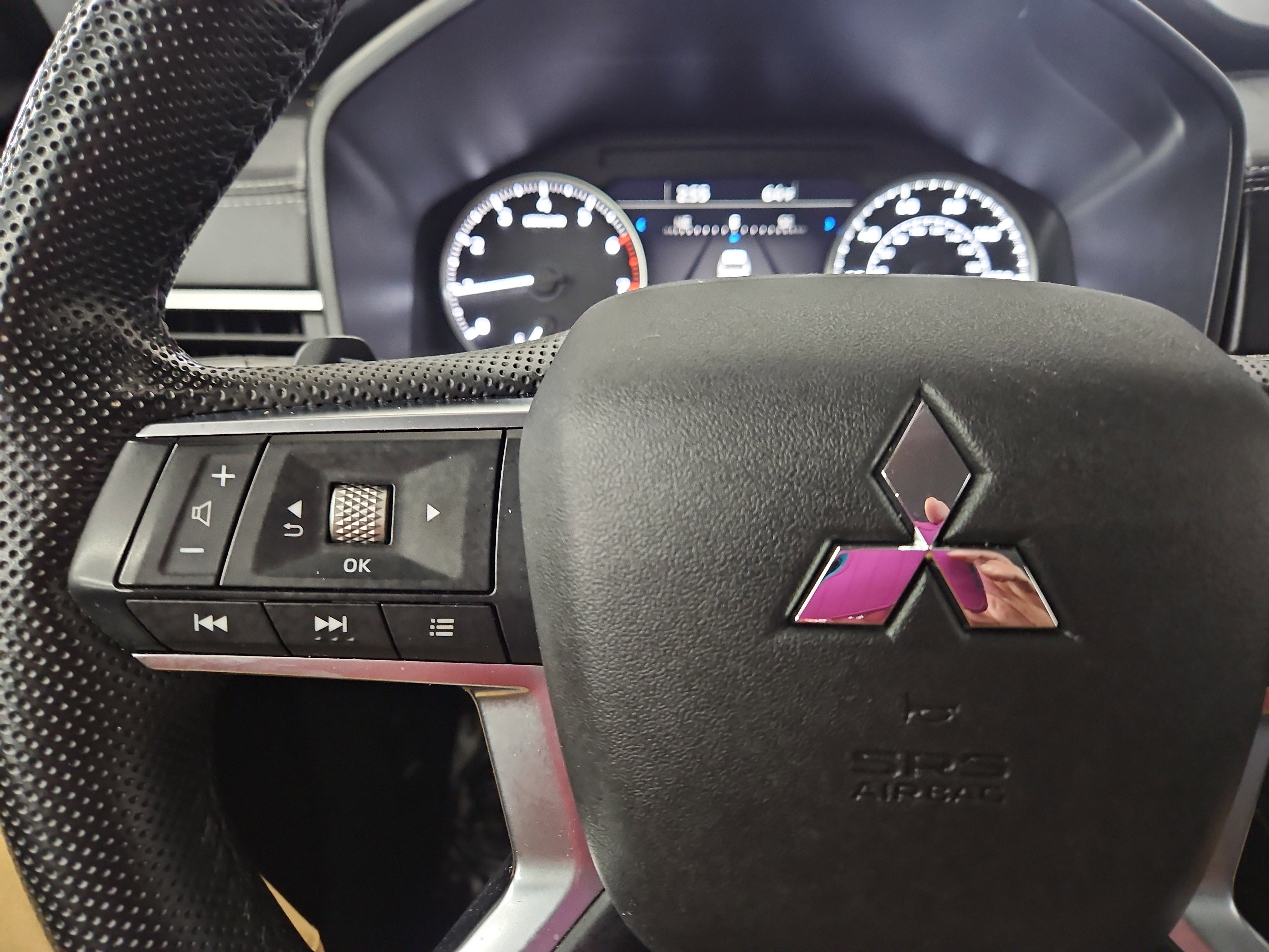 Used 2023 Mitsubishi Outlander SE image 15