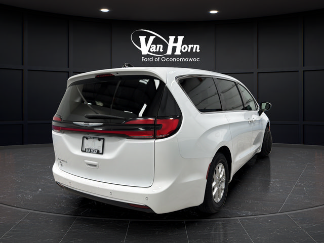 Used 2023 Chrysler Pacifica Touring-L FWD image 7