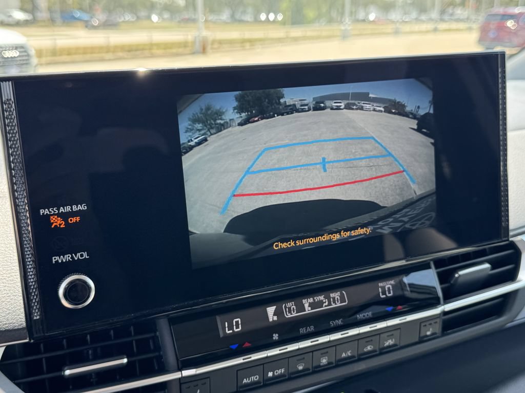 Used 2025 Toyota Sienna XLE FWD image 16