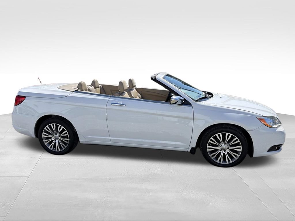 Used 2013 Chrysler 200 Limited FWD image 10