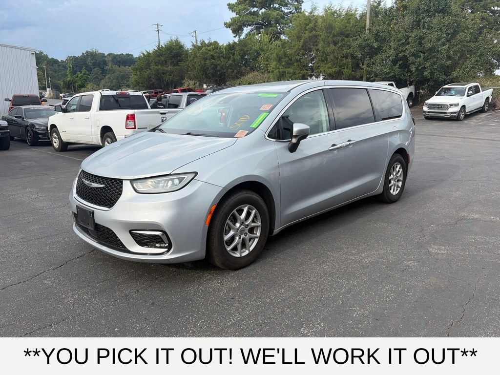 Used 2023 Chrysler Pacifica Touring-L FWD image 3