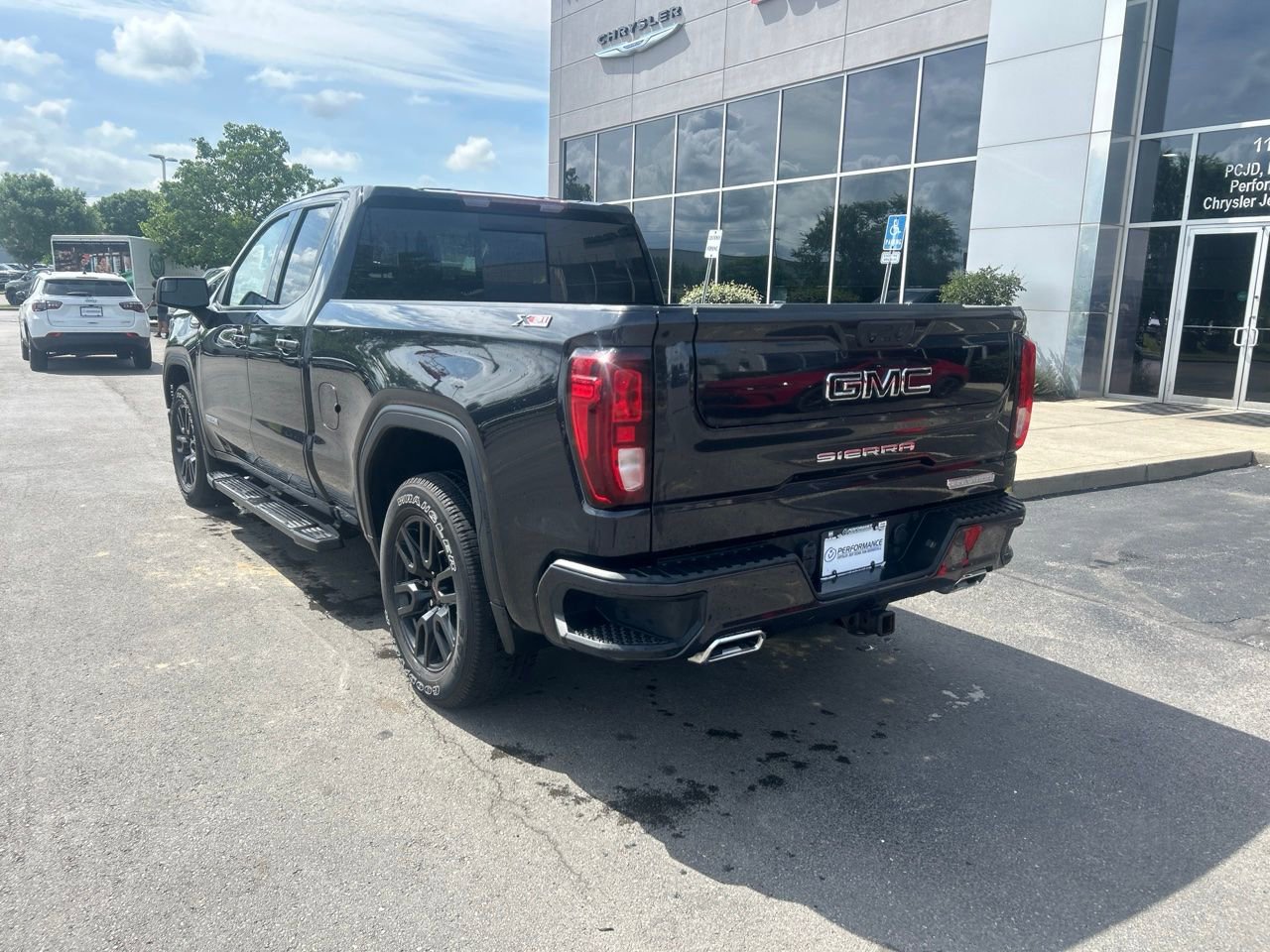 Used 2022 GMC Sierra 1500 Elevation w/ Preferred Package AWD/4WD image 5