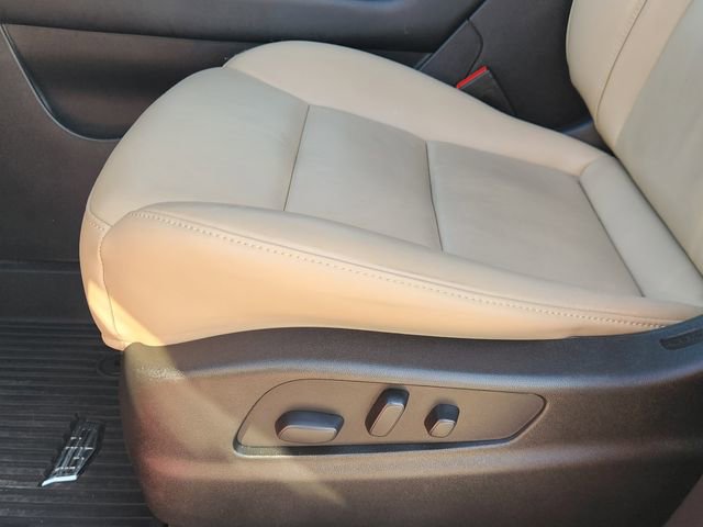 Used 2024 Cadillac XT4 Luxury w/ Cold Weather Package FWD image 23