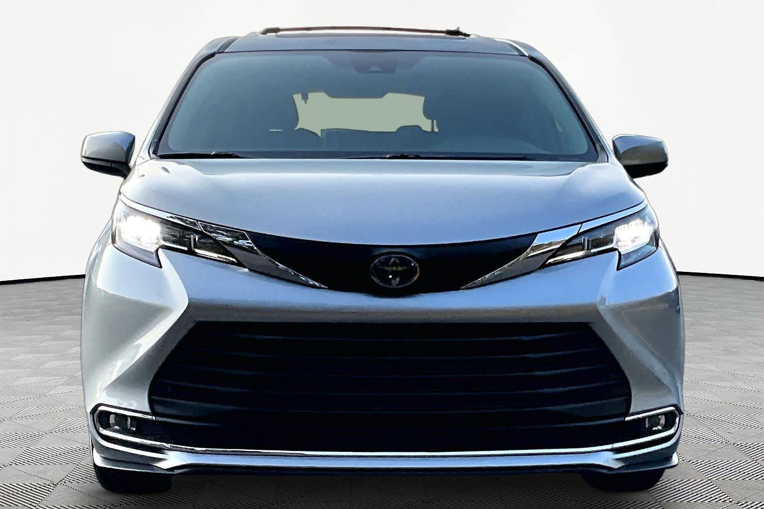 Certified 2023 Toyota Sienna XLE FWD image 4