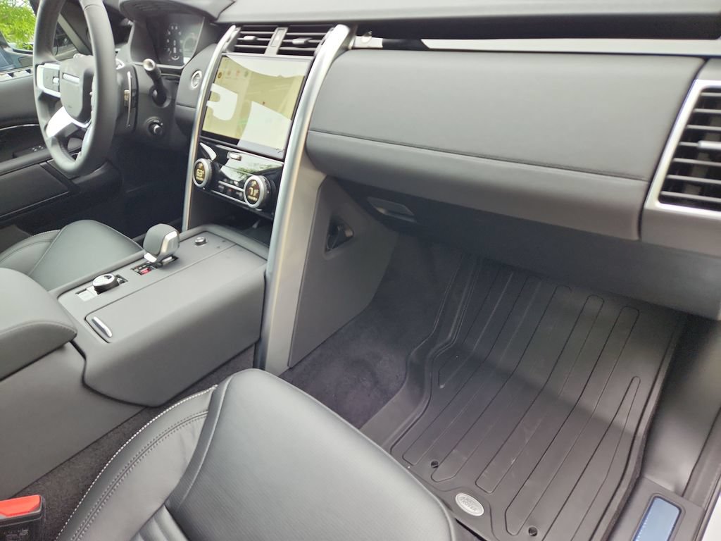 New 2026 Land Rover Discovery S AWD/4WD image 29