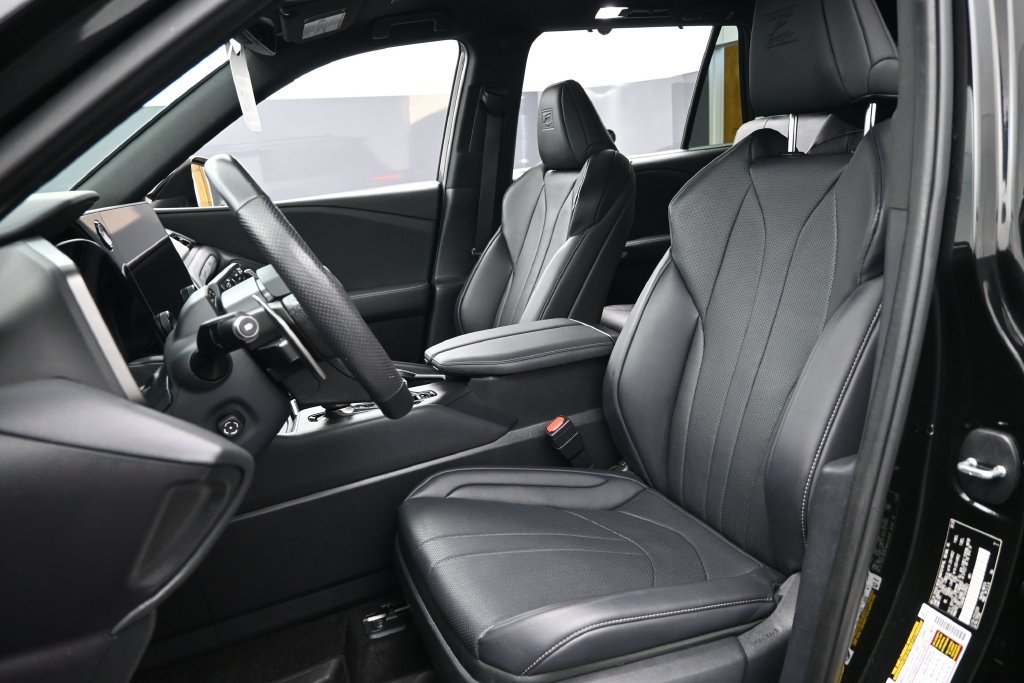 Used 2025 Lexus TX 500h AWD w/ Technology Package image 17