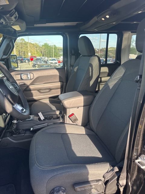 Used 2025 Jeep Wrangler Unlimited Sahara w/ Safety Group AWD/4WD image 9