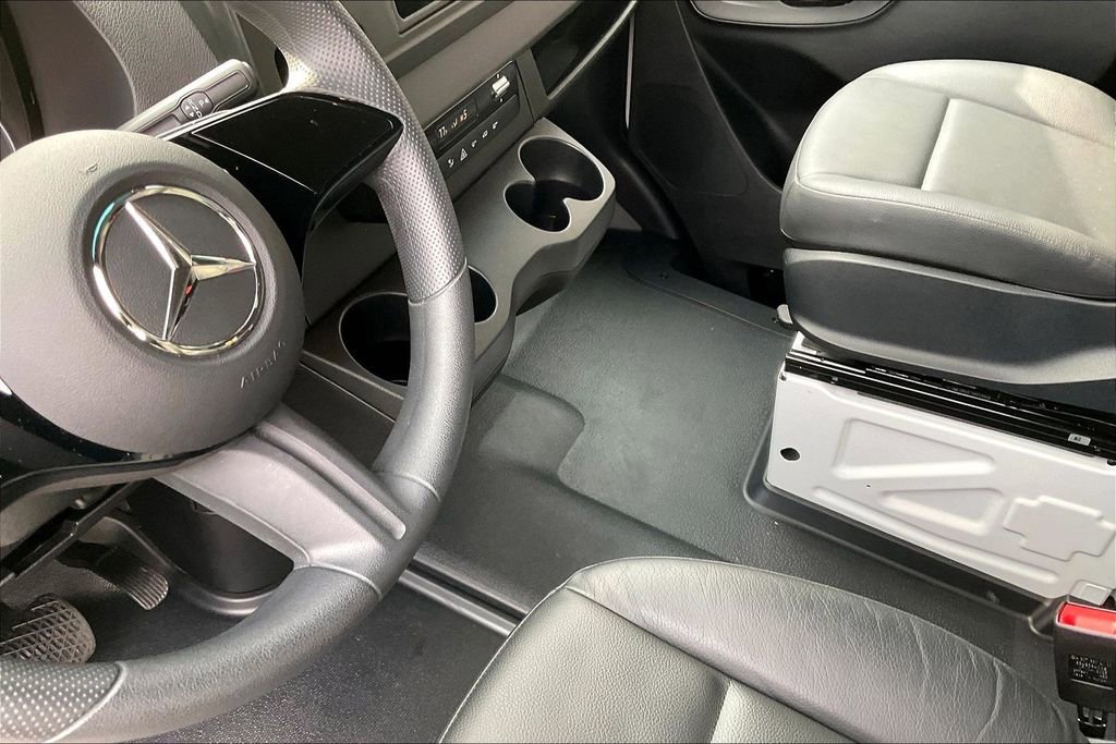 Used 2025 Mercedes-Benz Sprinter 2500 image 14