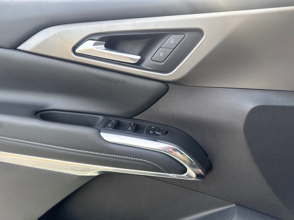 Used 2025 Chevrolet Traverse LT image 18