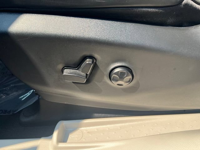 Used 2024 Chrysler Pacifica Limited AWD/4WD image 7