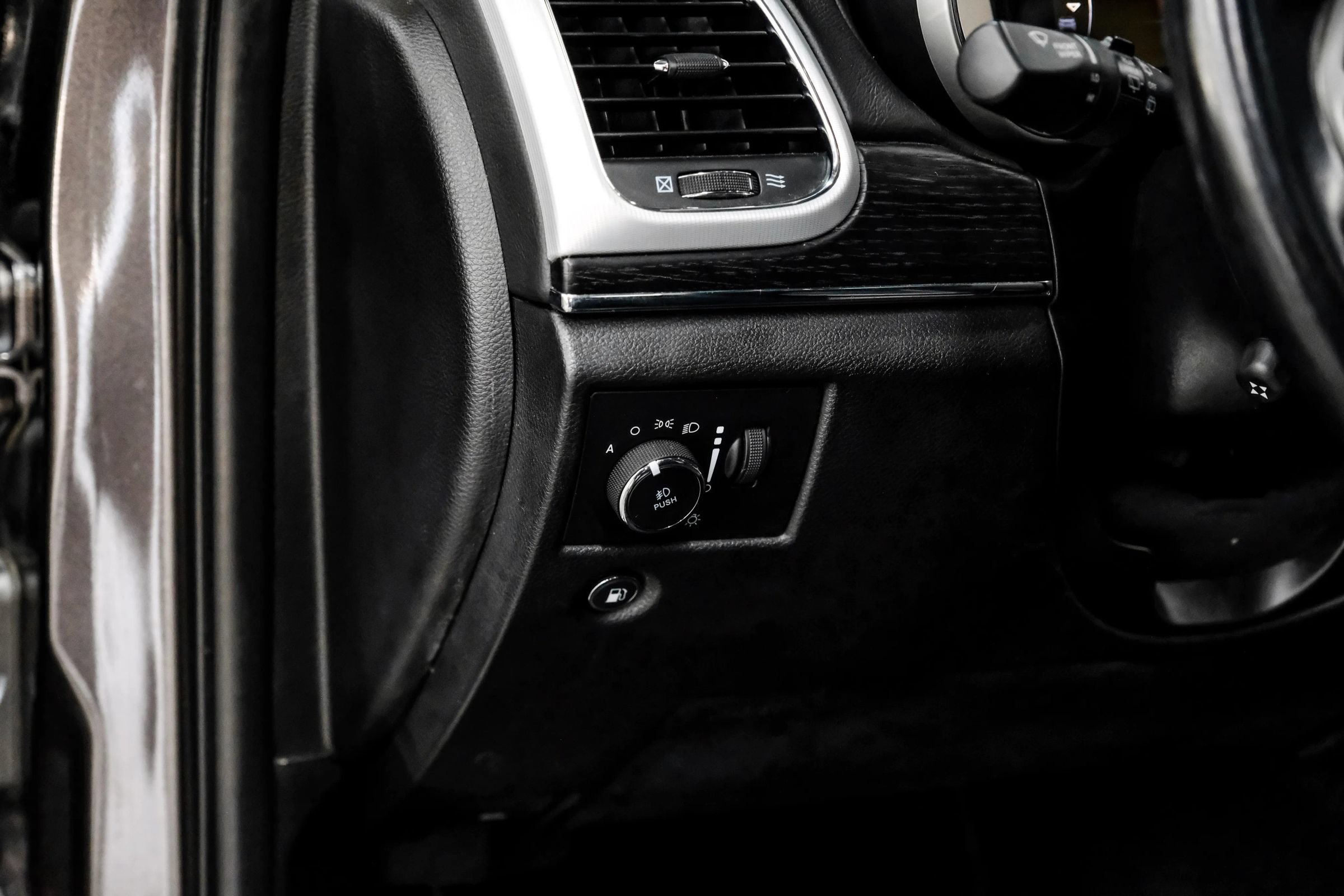 Used 2021 Jeep Grand Cherokee Summit AWD/4WD image 29