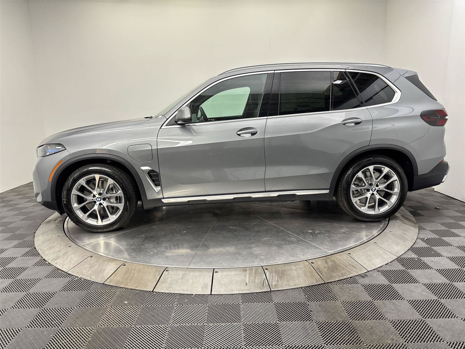 New 2026 BMW X5 xDrive50e w/ Executive Package AWD/4WD image 16
