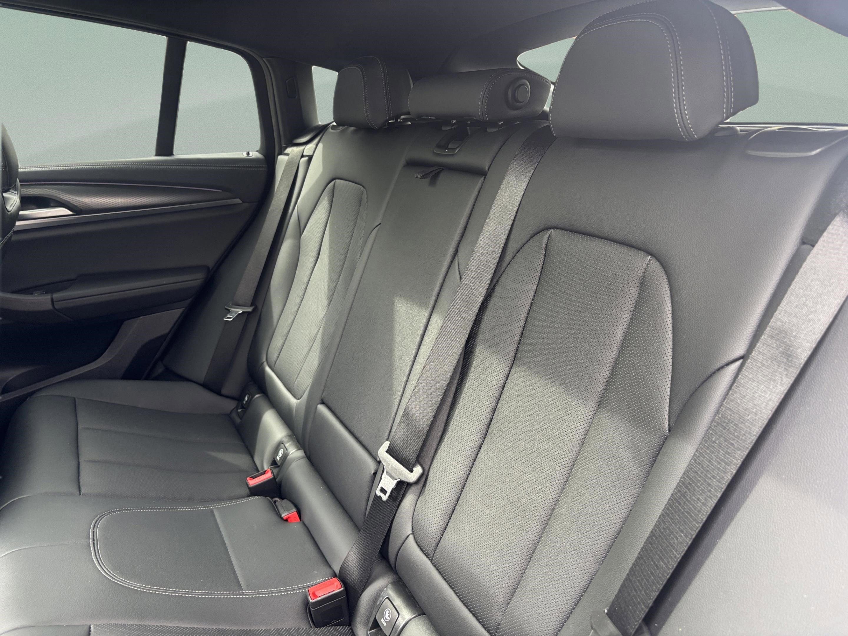 Used 2025 BMW X4 M40i w/ Premium Package image 30