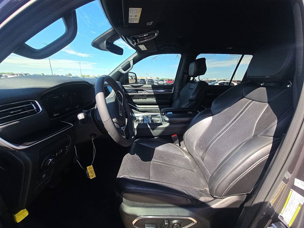 Used 2023 Jeep Wagoneer 4WD image 3