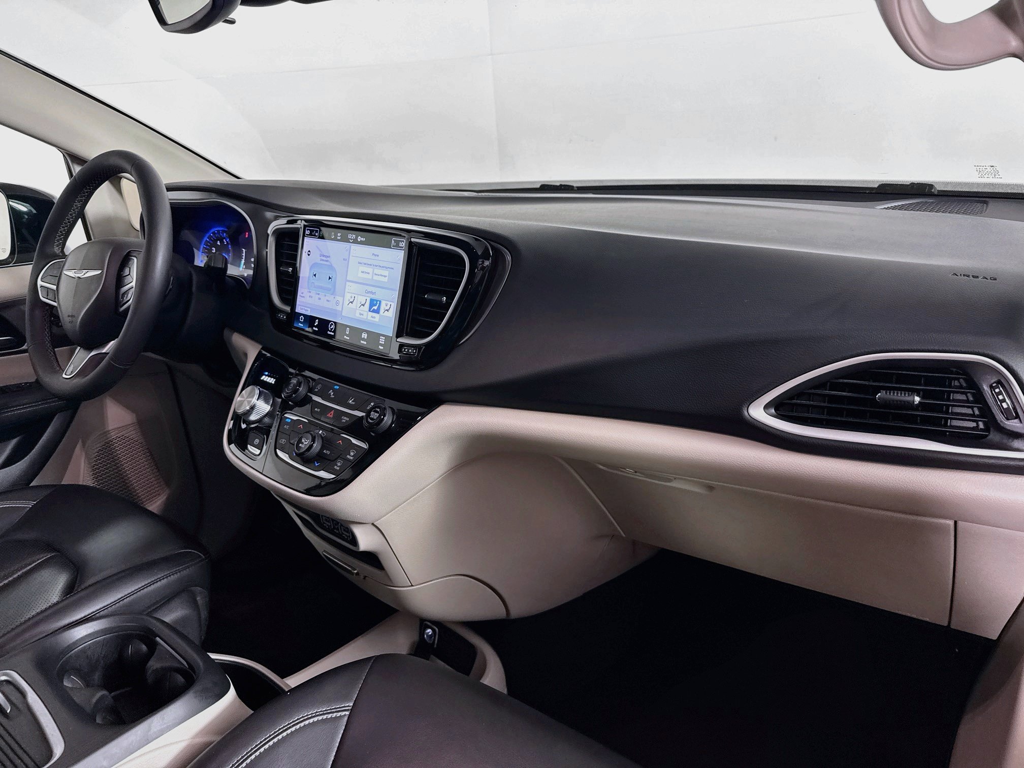 Used 2024 Chrysler Pacifica Touring-L FWD image 36