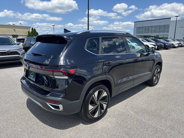 Used 2025 Volkswagen Taos SE AWD/4WD image 2