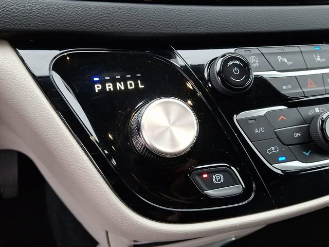 Used 2024 Chrysler Pacifica Touring-L image 12