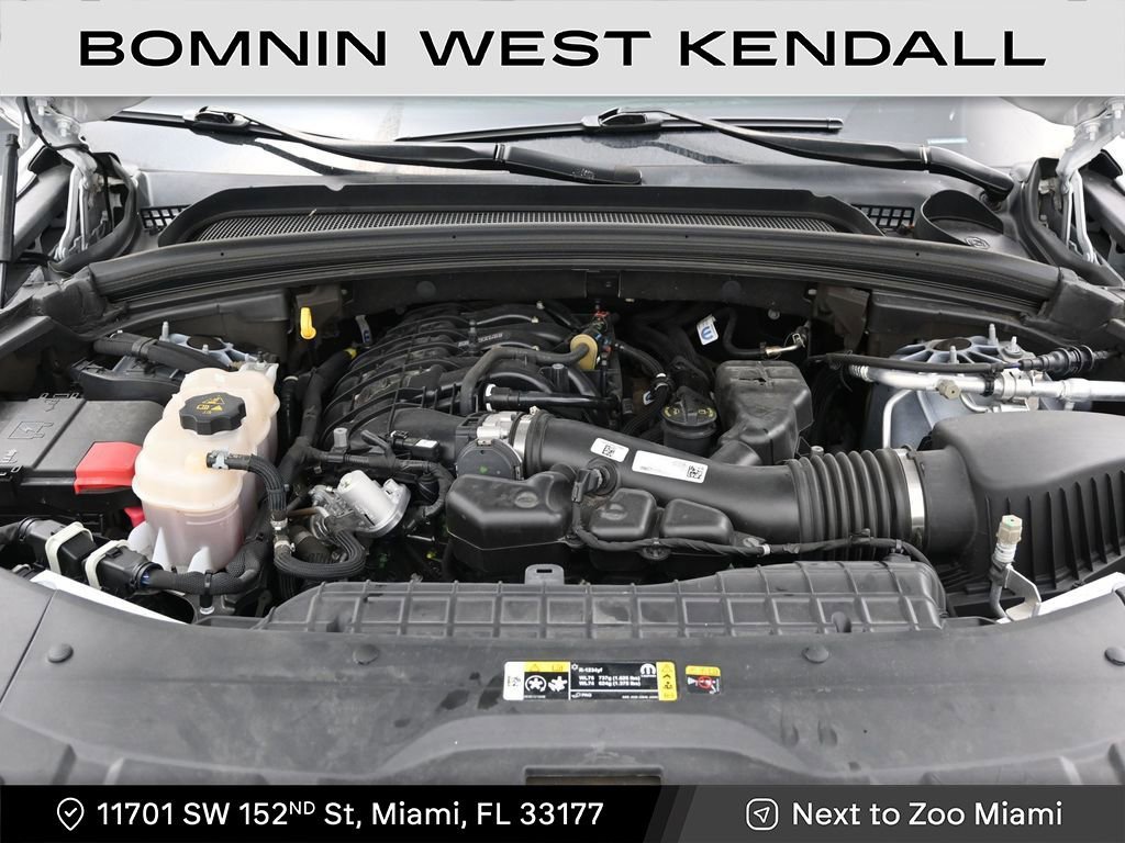 Used 2024 Jeep Grand Cherokee Limited w/ Black Appearance Package image 12