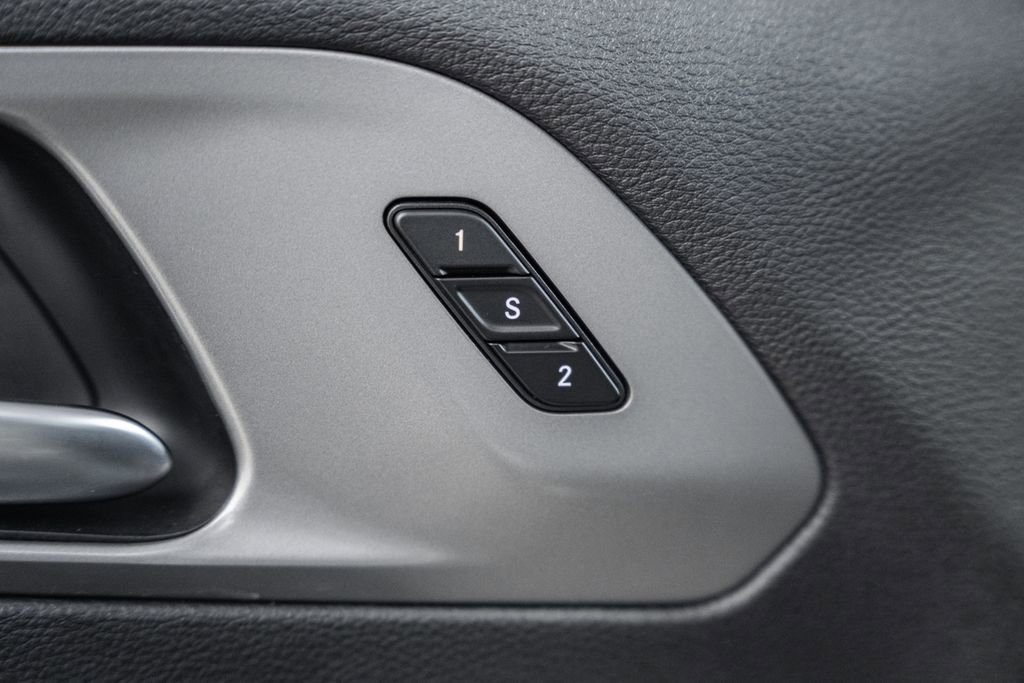 Used 2025 Chrysler Pacifica Select image 42