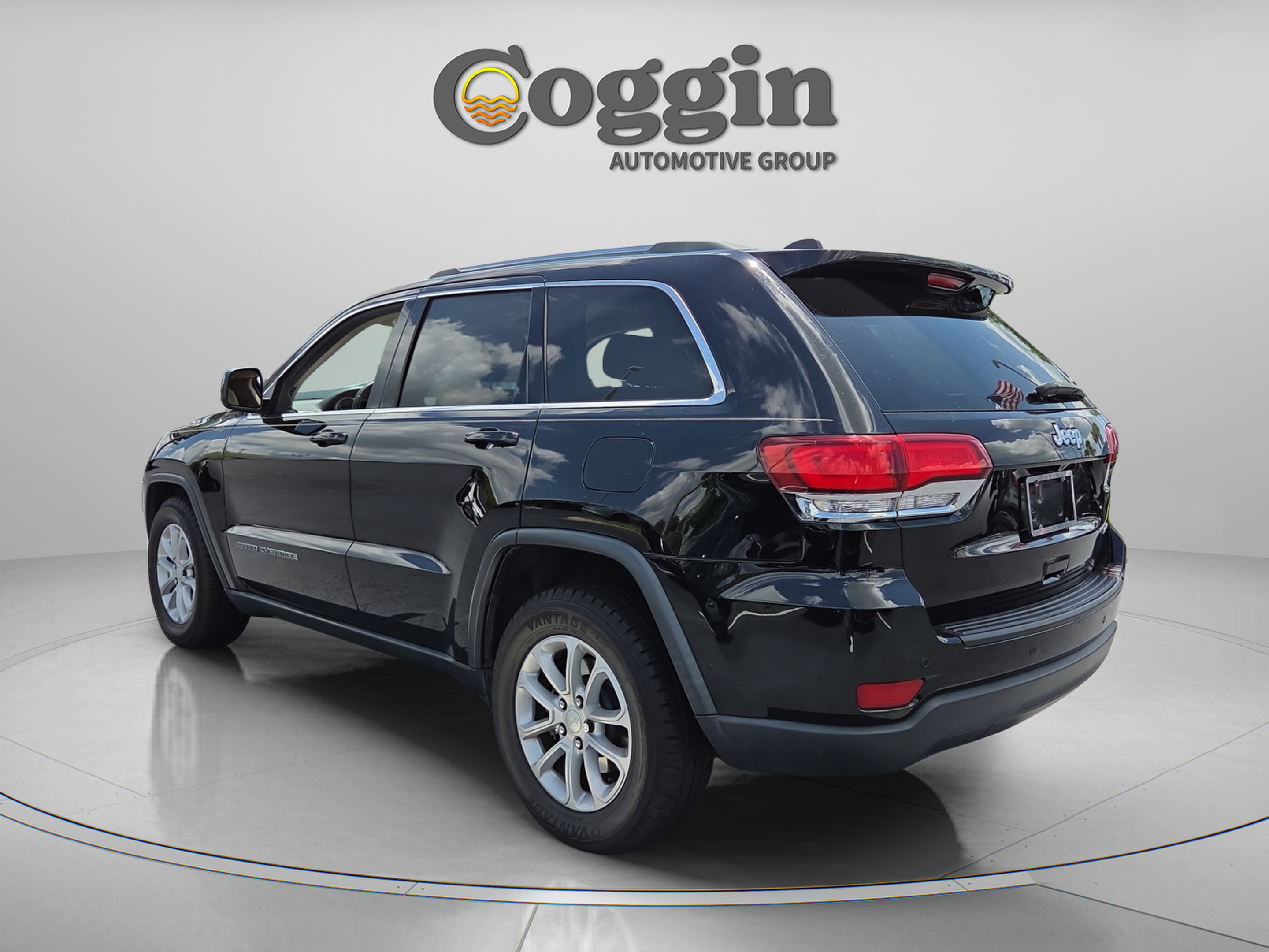 Used 2021 Jeep Grand Cherokee Laredo RWD image 3