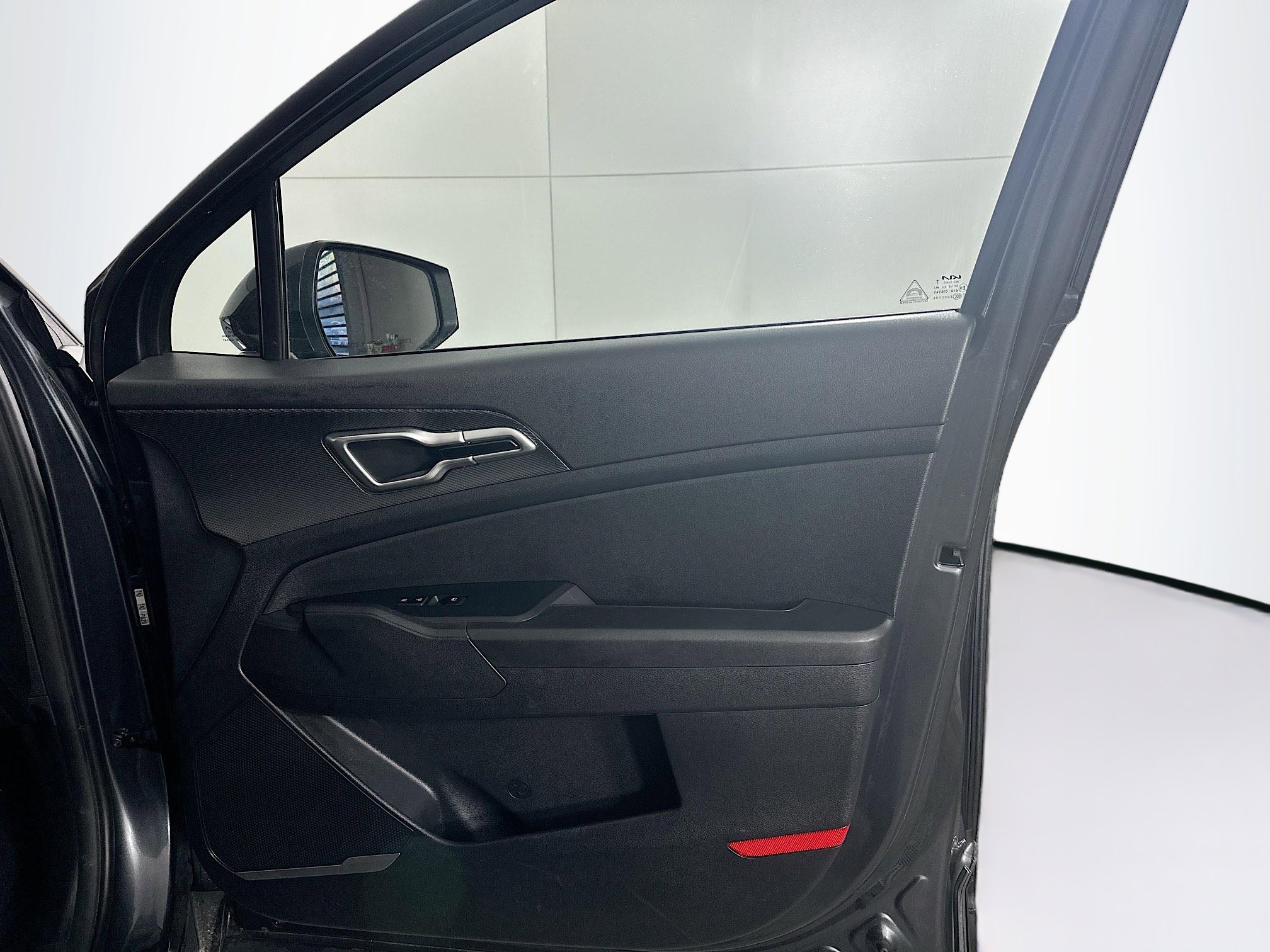 Used 2025 Kia Sportage LX image 29