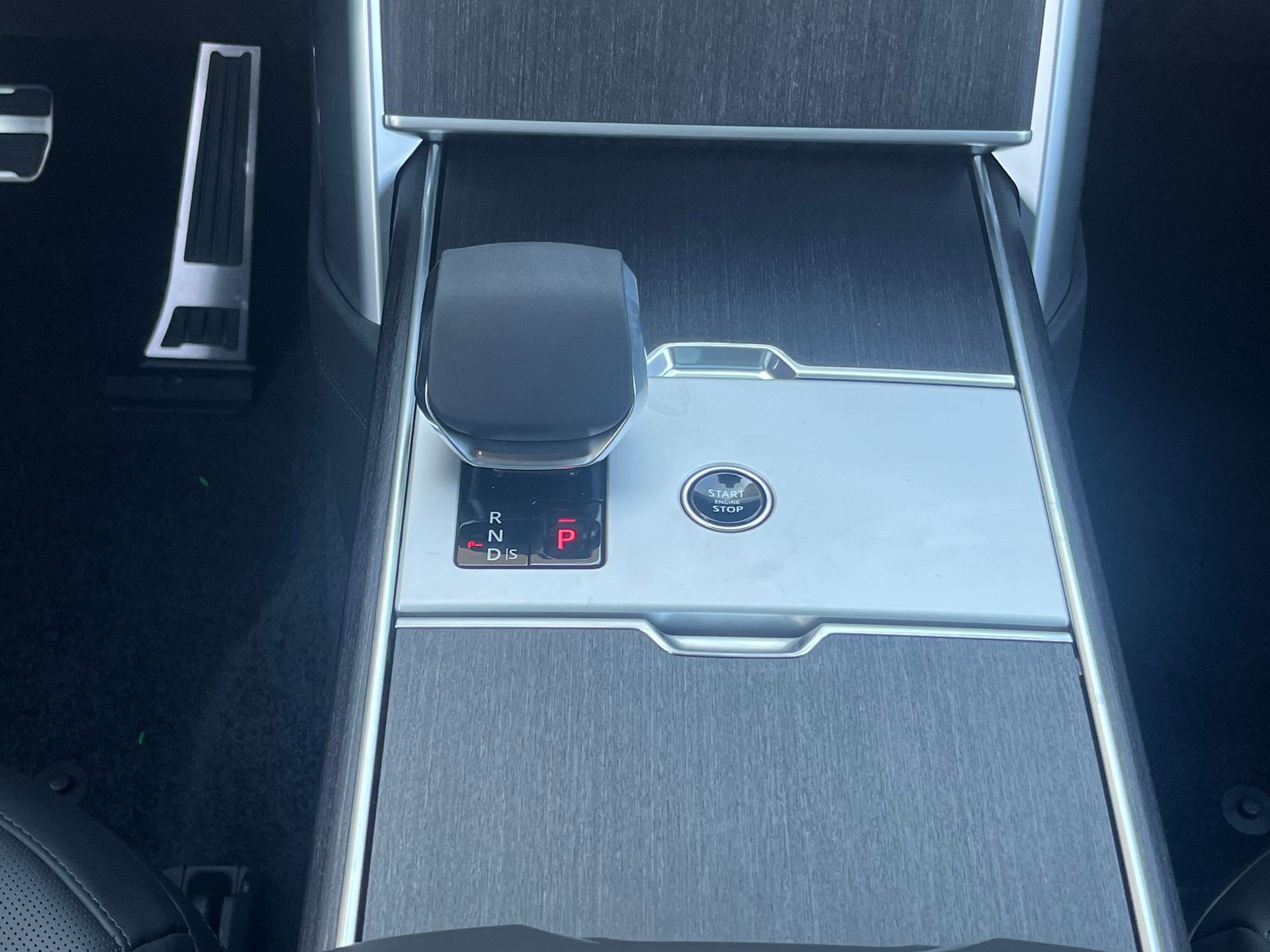 New 2025 Land Rover Range Rover Long Wheelbase SE image 18