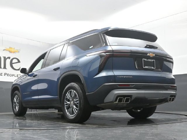 Used 2025 Chevrolet Traverse LT FWD image 5