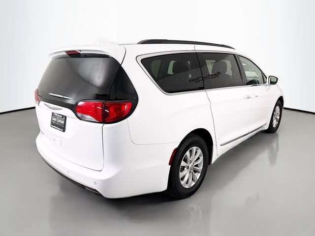 Used 2017 Chrysler Pacifica Touring-L FWD image 7