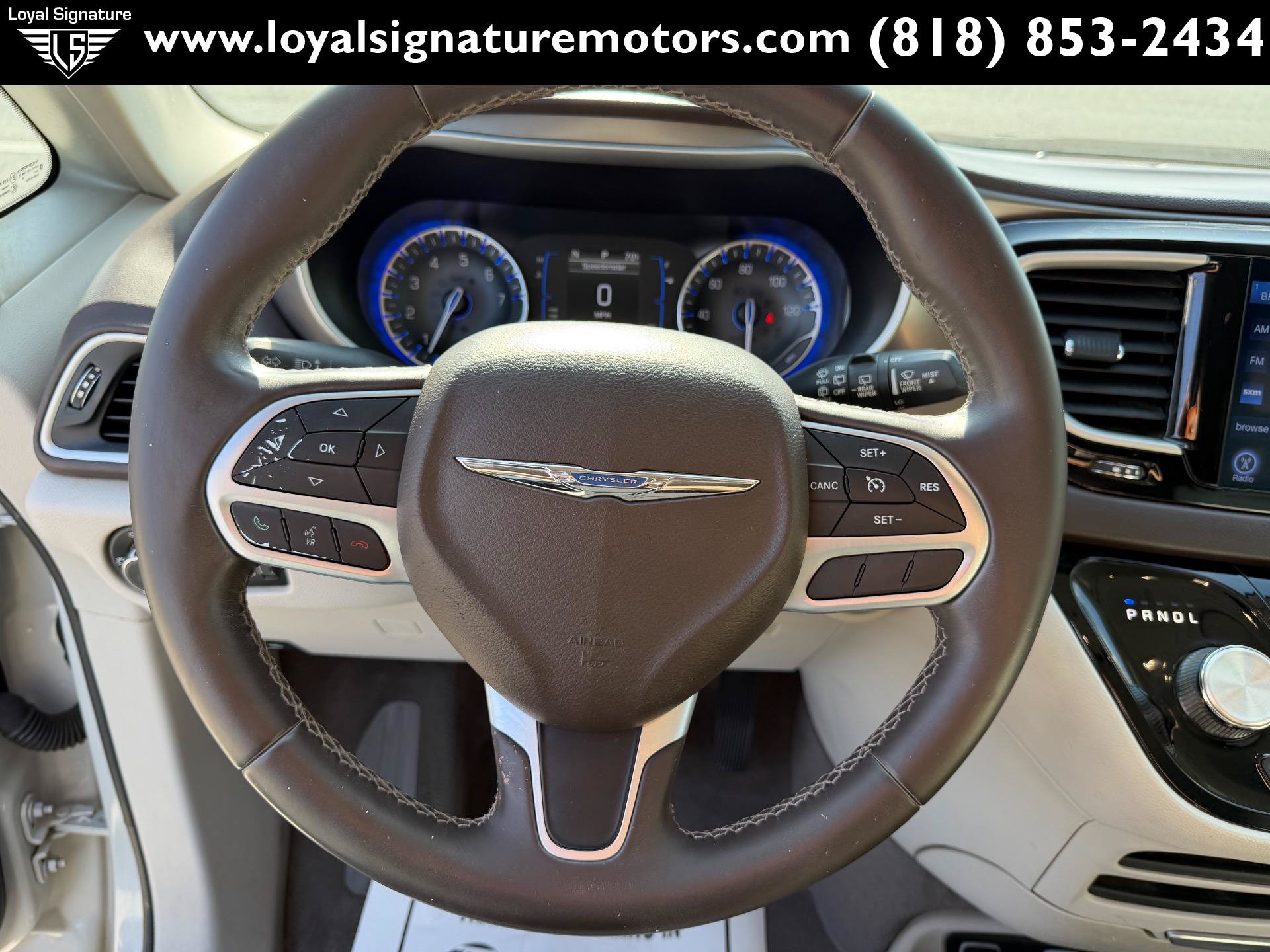 Used 2017 Chrysler Pacifica Touring-L w/ Tire & Wheel Group FWD image 30
