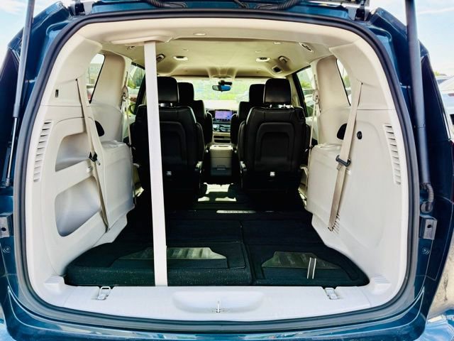 Used 2023 Chrysler Pacifica Touring-L image 35