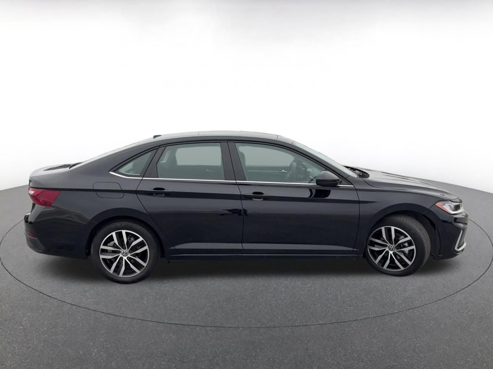 Used 2025 Volkswagen Jetta SE image 16