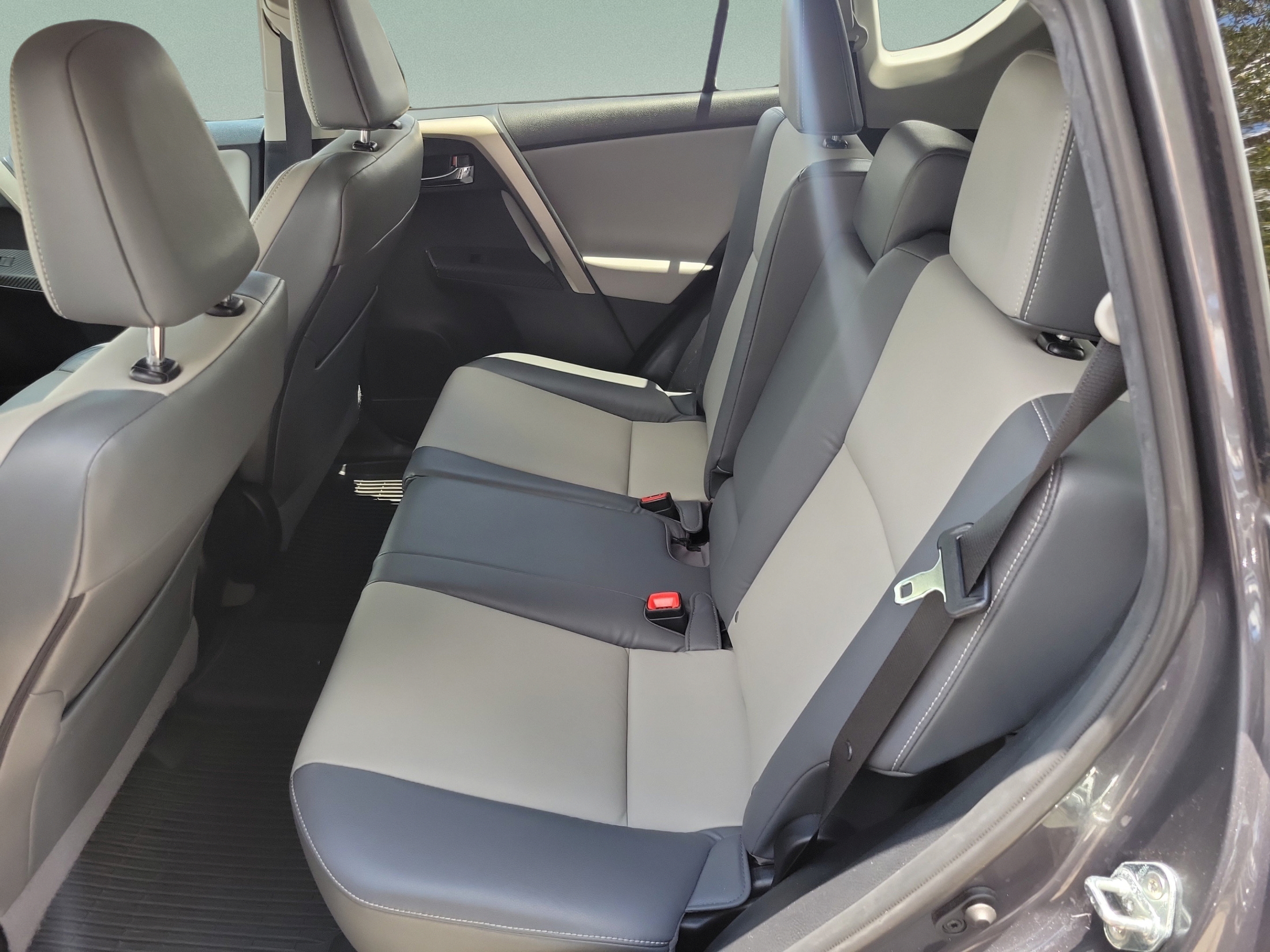 Used 2015 Toyota RAV4 Limited w/ Technology Package FWD image 13